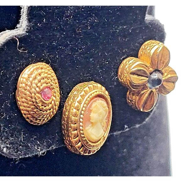 Vintage 80s Royal Baroque Theme Lot of 3 Pins 0.5in - Picture 1 of 4
